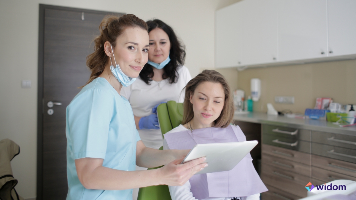 Como Ser Auxiliar de Dentista - ASB | Widom